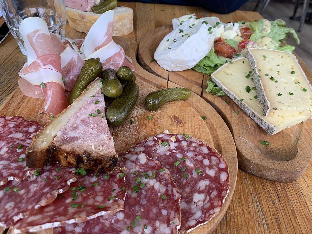 Tábua com salame, presunto e outros frios fatiados