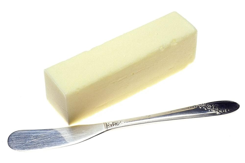 Tablete de manteiga com faca ao lado